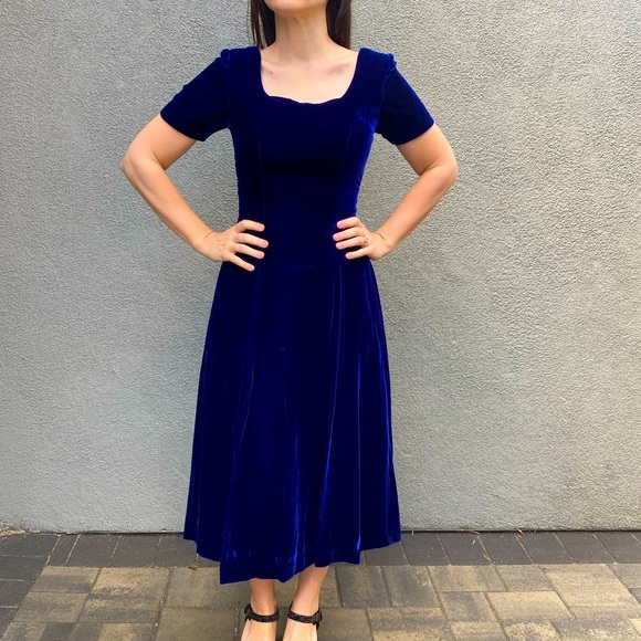 Dresses & Skirts - VINTAGE Velvet drop waist fit and flare dress with satin bow